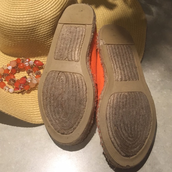 💲🔻EUC Espadrille White Mountain Studded Canvas Flats in 🍊 - Picture 2 of 3
